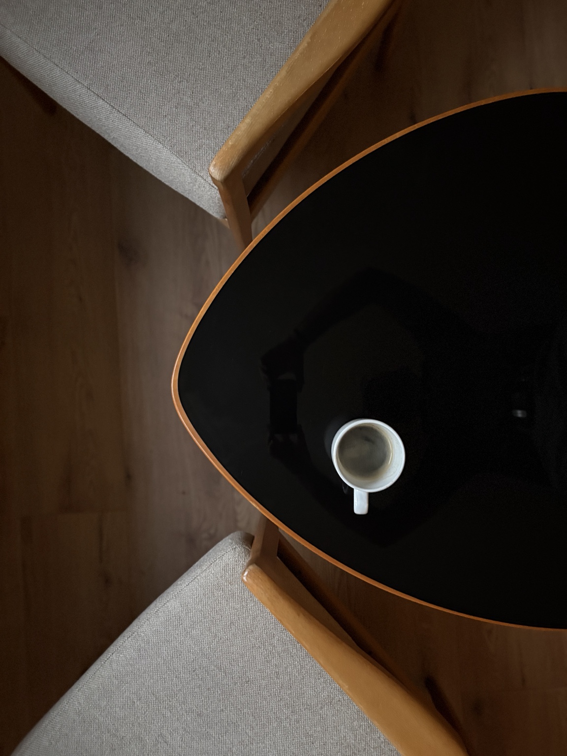 Zwei Sitzplätze an einem runden Tisch mit einer Tasse Kaffee